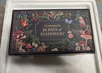 nowy kalendarz adwentowy z różnymi papierniczymi gadżetami, troszkę uszkodz