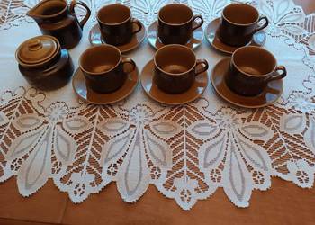 6 filiżanek z talerzykami, cukiernica i dzbanek na mleko