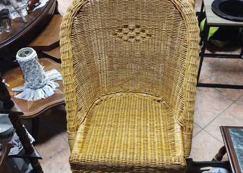 Fotel rattanowy.
