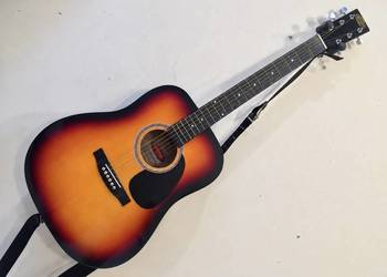 Stagg SW201SB gitara akustyczna dreadnought sunburst 4/4 z paskiem i pudełk