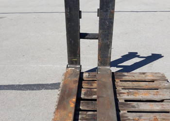 Widły teleskopowe hydrauliczne do wózka widłowego terenowego