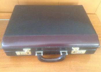 Neseser skórzany do ręki z szyfrowanymi zamkami .