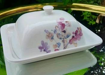 Maselniczka zdobiona motywem floralnym