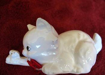 Kot - biały kotek z myszką - stara figurka ceramika - 4 x 10 x 4 cm