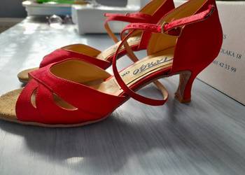 czerwone buty z  satyny do tańców latynoamerykańskich