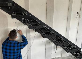 Konstrukcja schodów półkowych – na wymiar schody wspornikowe konstrukcja