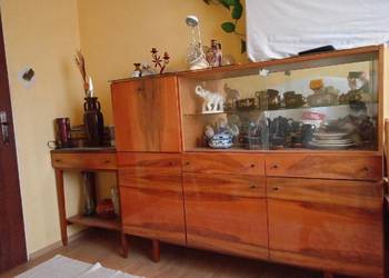 Kredens pokojowy i stolik z lat 50-tych XX wieku