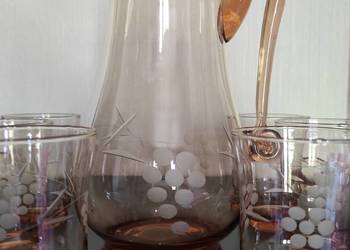 Dzbanek, szklanki, szkło łososiowe, huta Hortensja, ręczny s