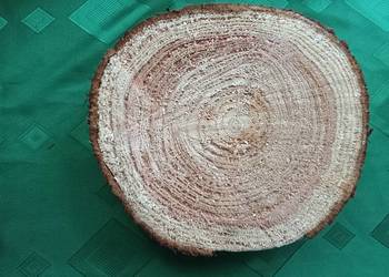 Duży krążek z naturalnego drewna.