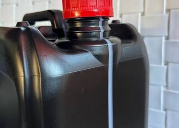 Kanister 5 l HDPE – czarny z czerwoną nakrętką i plombą
