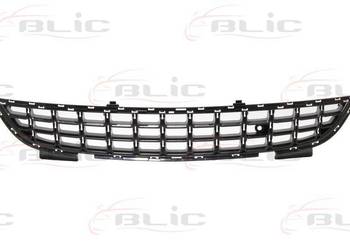 ATRAPA W ZDERZAKU P/ŚR - OPEL CORSA D 02/11-12/14