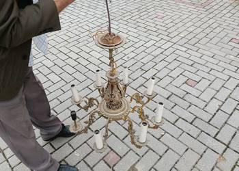 Stary żyrandol z mosiądzu