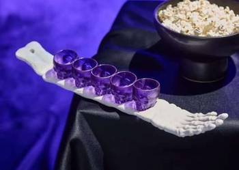 ręka kościotrup szkielet kieliszki halloween impreza