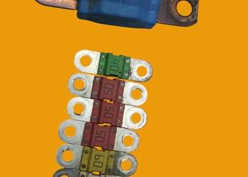 SKRZYNKA BEZPIECZNIKÓW BEZPIECZNIKI AKUMULATORA  Ford Transit Connect II