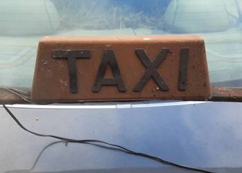 Zabytkowy kogut TAXI.