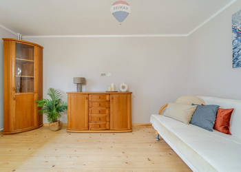 Wygodne mieszkanie na parterze w niskim bloku. Wygodne mieszkanie na parterze w niskim bloku.