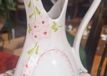 Misa i dzbanek. Biała, gruba porcelana, z bukietem kwiatów,  z dwóch stron Misa i dzbanek. Biała, gruba porcelana, z bukietem kwiatów,  z dwóch stron