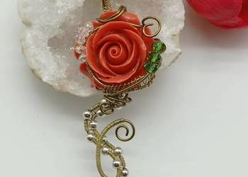 Duzy wisior mosiądz  koralowy kwiat róży z kryształkami