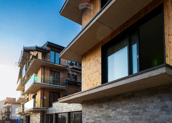 Panoramiczny widok na góry i skocznie