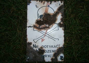stara tablica ostrzegawcza.