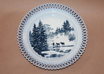 Talerzyk Bing & Grondahl ,, rodzina łosi w Skogstjarn '' nr 982