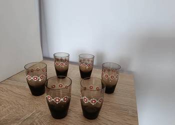 Brązowe kieliszki do wódki lub likieru