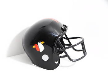 Kask futbolowy z wizjerem – stylowy, kolekcjonerski, sportowy.