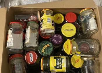 Karton różnych słoików, słoiki różnej wielkości na przetwory, do decoupage