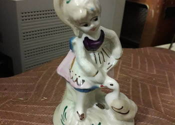 Figurka porcelanowa dziewczyna z gęsią recznie malowana