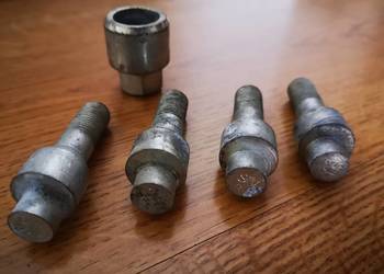 Śruby zlodziejki Fiat 126p antykradziezowe zabezpieczające do kol Maluch