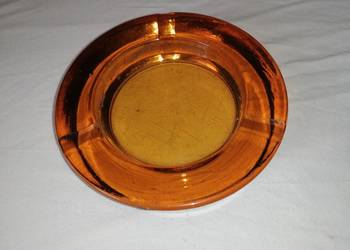 Popielniczka miodowa z grubego szkła.