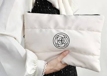 Kosmetyczka damska pikowana duża, wodoodporna biała 22 x 31cm