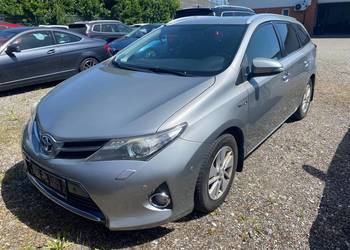 Toyota Auris 2 kombi 1.8 VVT-i Hybryd Strart Edition pakiet chrom