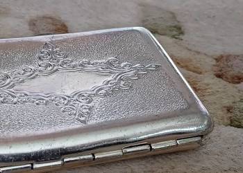 ALUMINIOWA STARA PAPIEROSNICA WIERZCH JEDNEJ STRONY LEKKO WGNIECONY