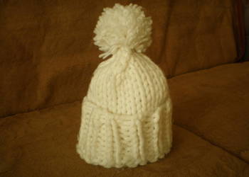 Sprzedam czapkę zimową damską, białą, używaną.