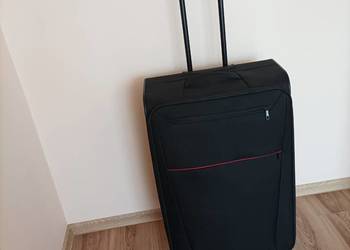 Duża walizka podróżna na kółkach
