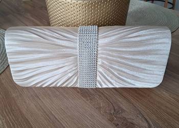 beżowa torebka kopertówka ze złotym łańcuszkiem, stan bdb- 2 ledwo widoczne