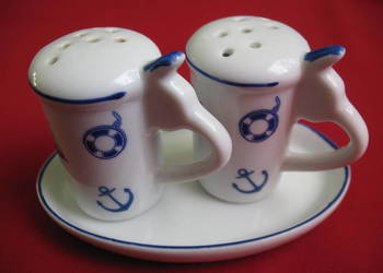 Sól i pieprz - kufle na podstawce - Solniczka i pieprzniczka