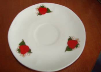 Lubiana Truskawki porcelanowy spodek PRL