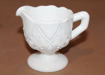 Biały, szklany mlecznik nr 1439