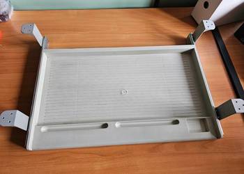 Półka na prowadnicach pod blat  biurka na klawiaturę.