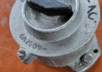 Nowa lub używana.Aluminiowa rozeta lub włącznik z epoki PRL