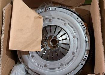 Zestaw sprzęgła z kołem dwumasowym VALEO 837018 – VW T5