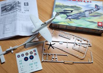 Częściowo złożony model Spitfire Mk. XIV & V1 ZTS Plastyk Pruszków