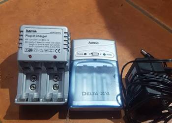 Dwie ładowarki do baterii.