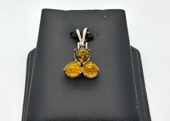 Srebrna zawieszka pr 925 3,1g z bursztynem.