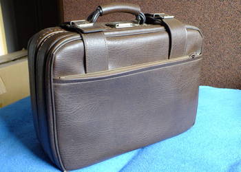 Sprzedam nie dużą walizeczkę z czasów PRL-u dość używana lekko uszkodzona