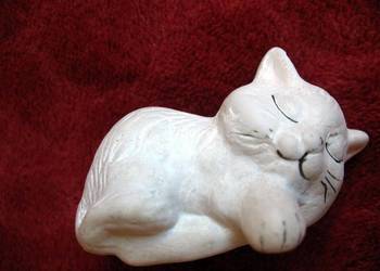 Kot - mały śpiący kotek - figurka z ceramiki - 3,5 x 7 x 4 cm