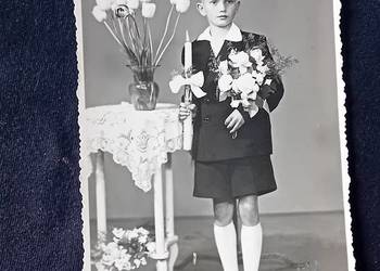 Zdjęcie chłopca z I Komunii. Pabianice, 1956 r. Sygnowane. Zdjęcie chłopca z I Komunii. Pabianice, 1956 r. Sygnowane.