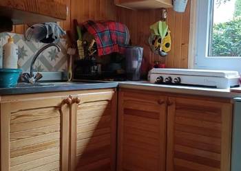 Komplet szafek drewnianych do małej kuchni